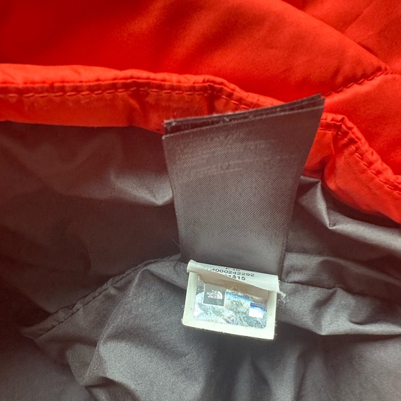 The North Face Men’s Bombay Insulated Winter Jacket for Ski Snowboard in Orange - Picture 3 of 9